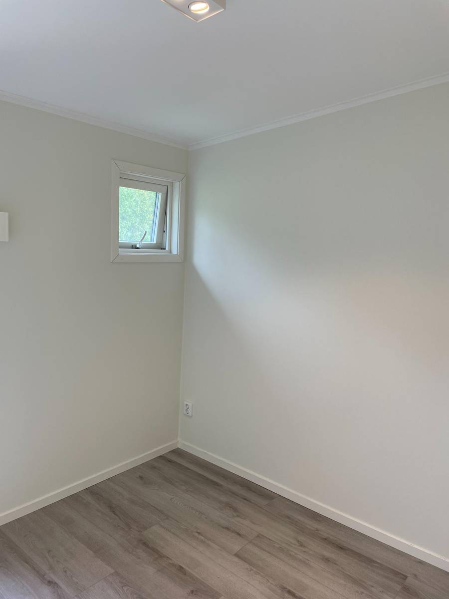 Efter fasadrenovering – ny fasadfärg med jämn finish