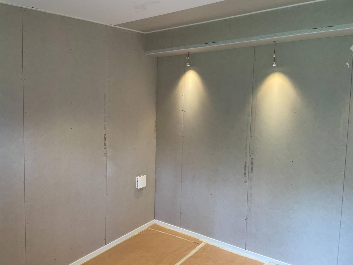 Före fasadrenovering – gammal panel med mörknat trä