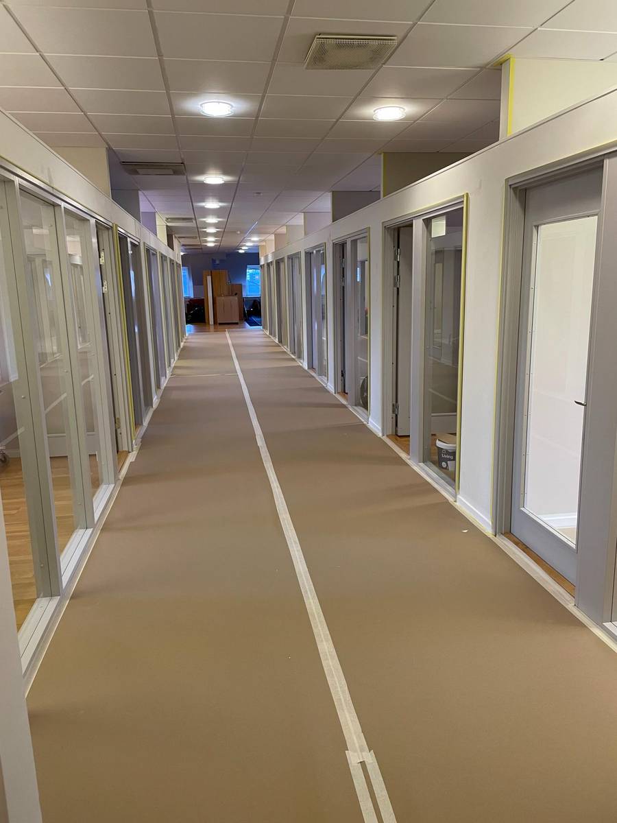 Före fasadrenovering – ursprunglig fasadfärg med synligt slitage